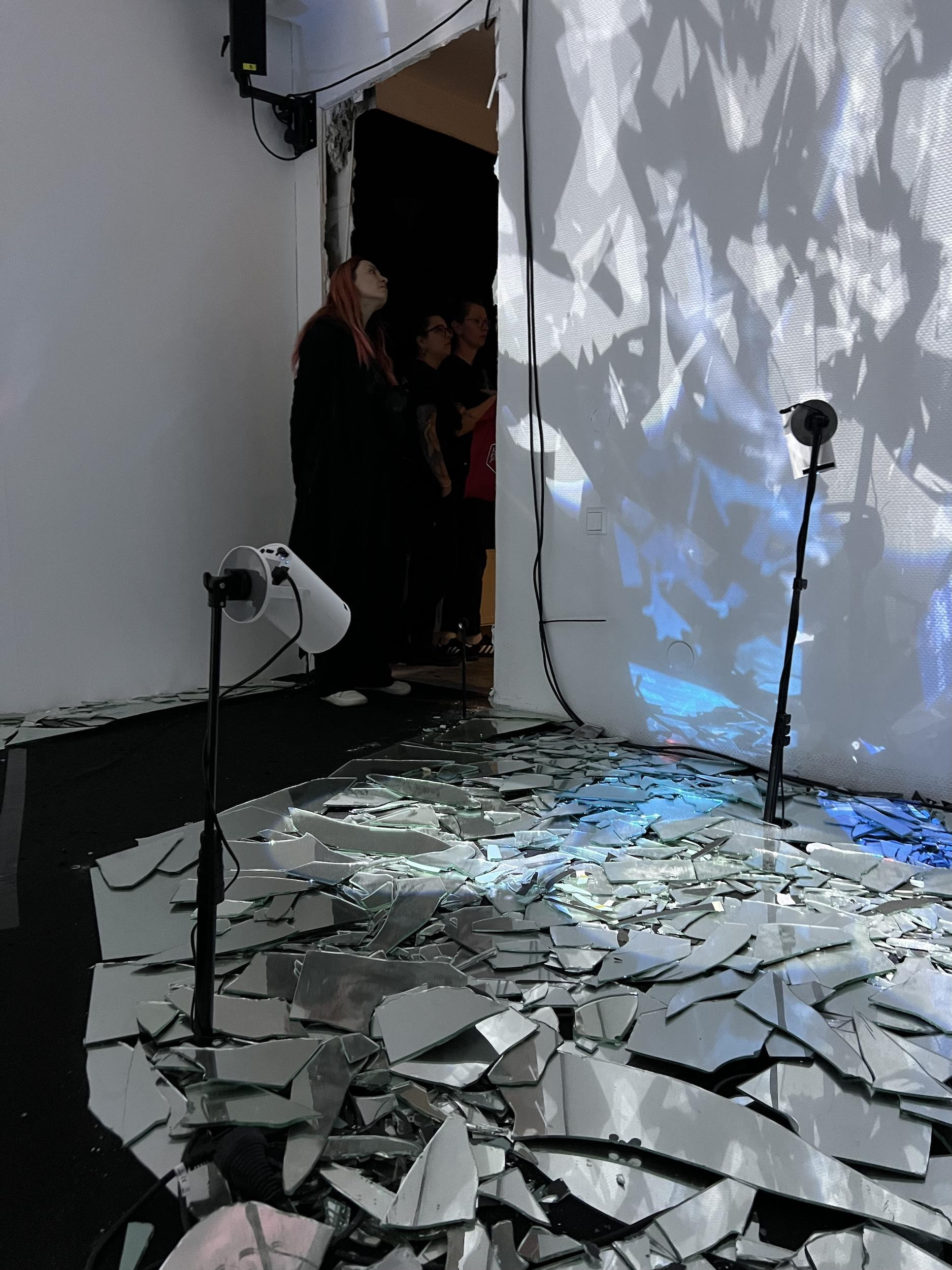 Инсталляция «осколки» была как раз про потерянный «старый интернет»