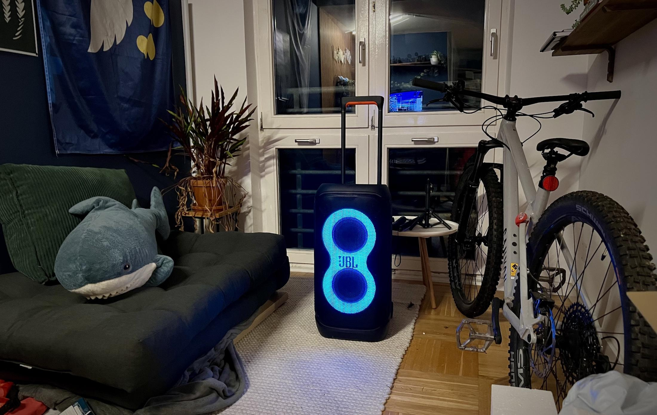 Бедный поцан подыхает дома и ждет следующих вечеринок