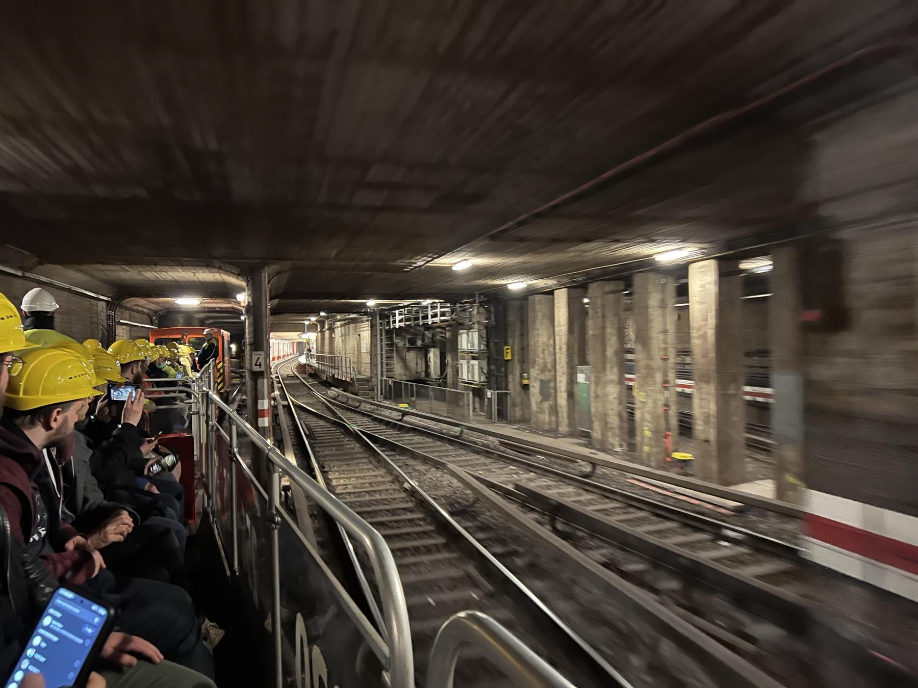 Всратое берлинское развлечение №452: кататься на метро-кабриолете ночью по тоннелям :D