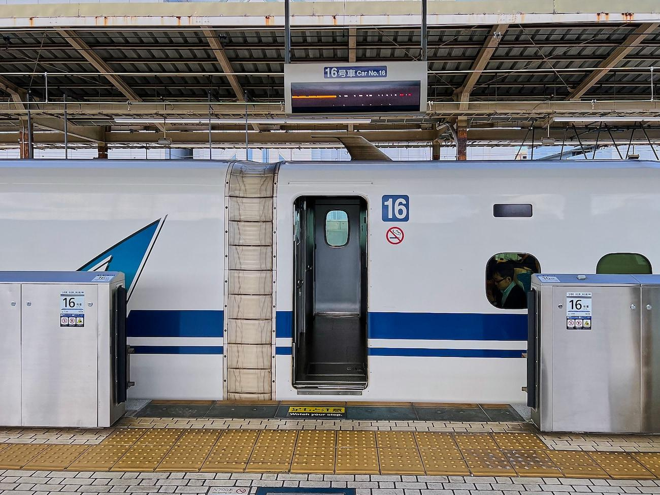 Это — знаменитый японский скоростной поезд Синкансен. Он едет 300+ км/ч и даже выглядит как самолёт на колёсах