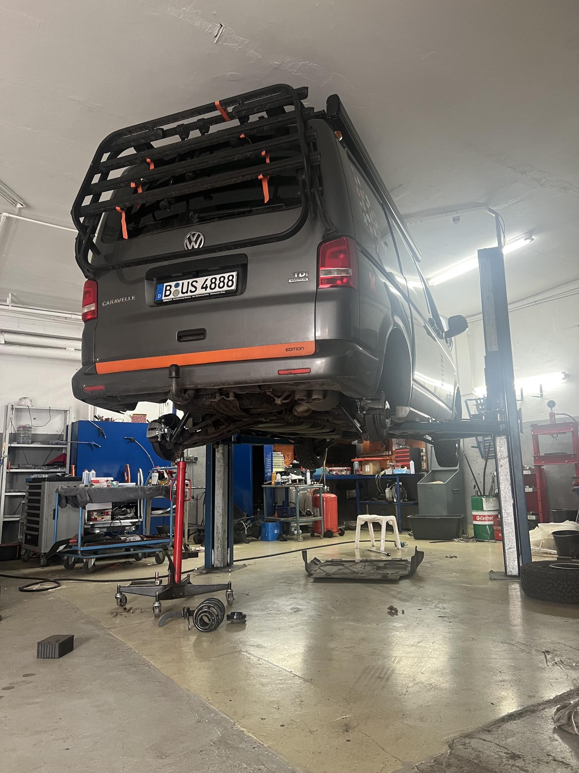 А тут снова меняет башмачки на побольше