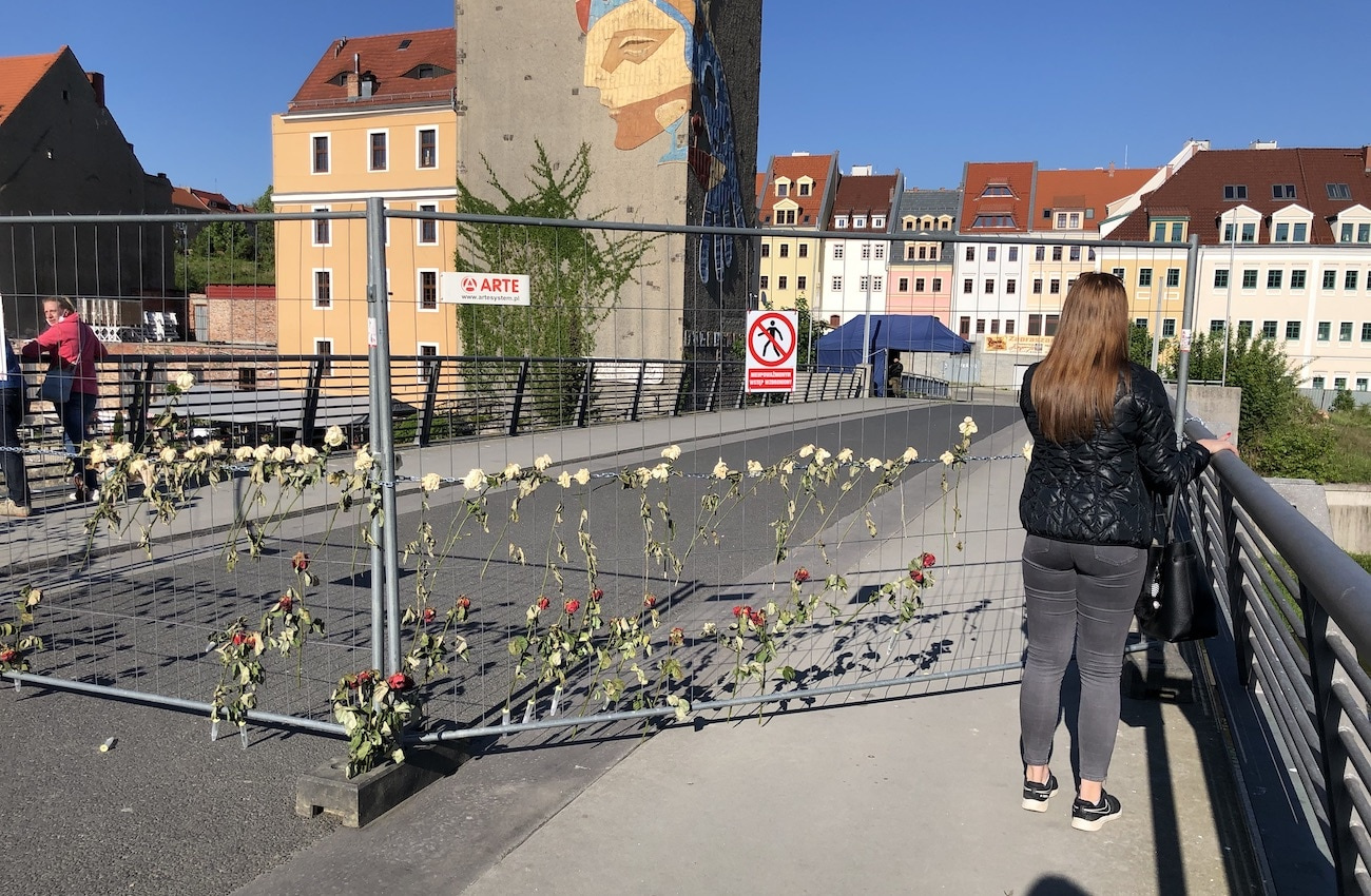 Город Гёрлиц, разделённый рекой пополам между Германией и Польшей, закрыл границу забором из-за ковида. Немцы митинговали и возлагали цветы, а поляки торговали дешевыми сижками прямо через сетку. Такой вот у нас Евросоюз