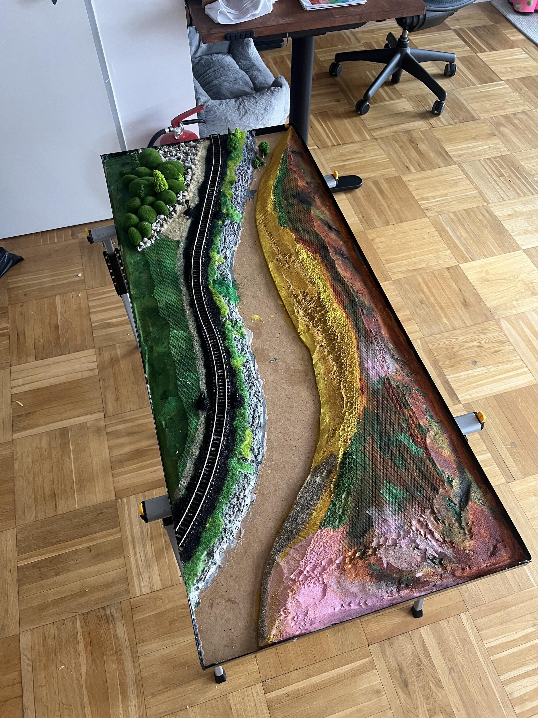 Немного ЖД моделек и фейкового мха. Красить на этом этапе особо и не надо было, но ладно :)