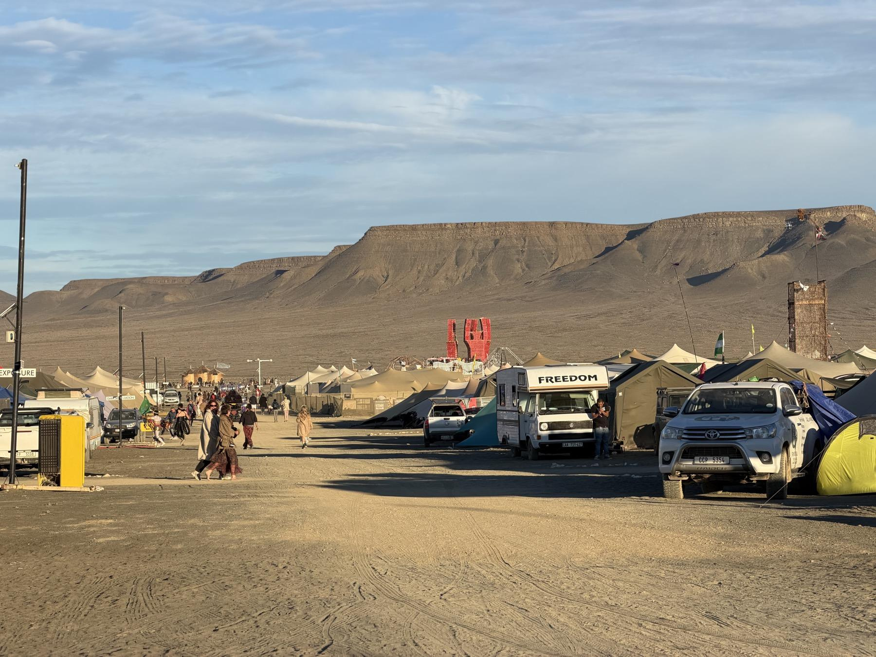 AfrikaBurn все еще небольшой. Фотка на телевик, конечно, но вот примерно так от нашего лагеря просматривалась Плая, Человек и даже сам Темпл. Всё в пешей доступности