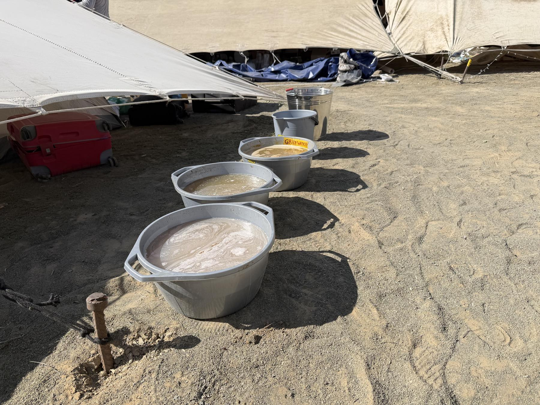 А это тазики с серой водой, с которыми приходилось носиться до последнего
