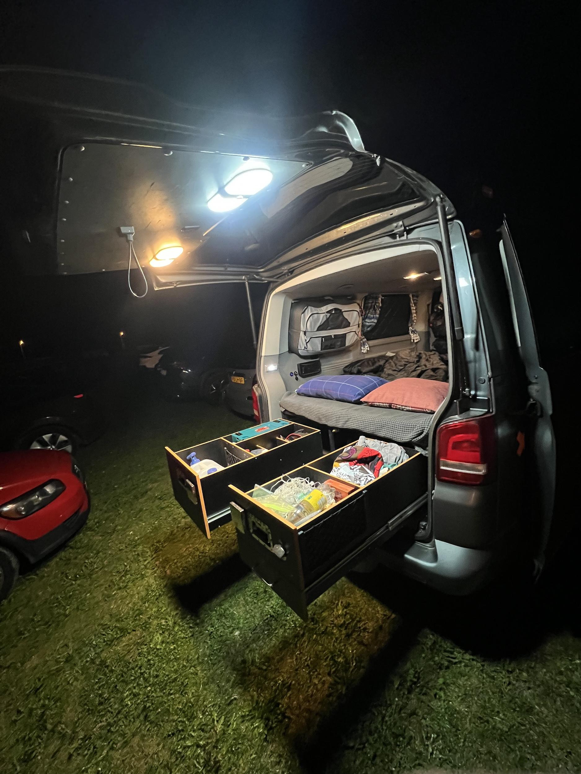 А вот на фестивале в Нидердандах делает уютную кроватку