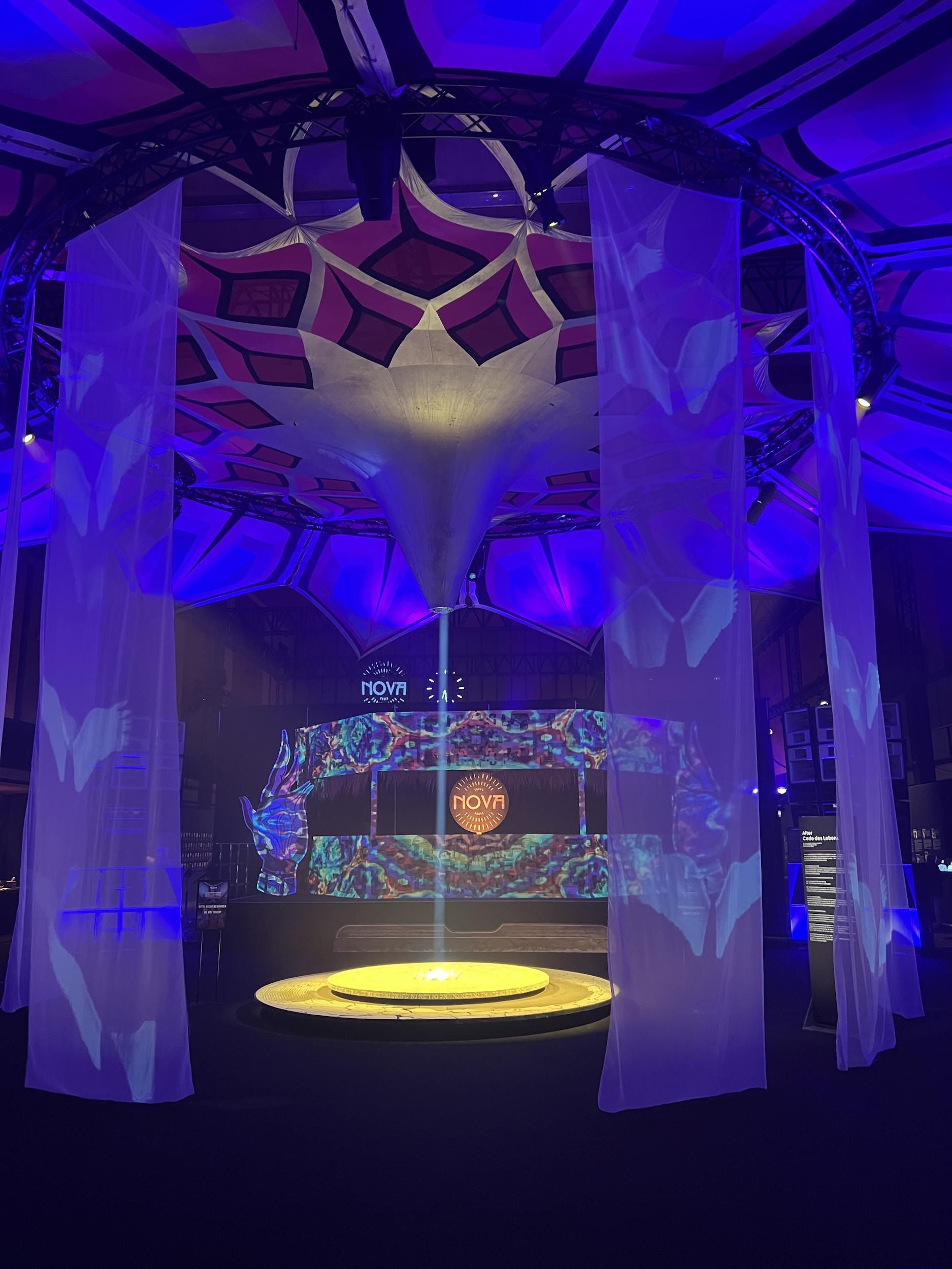 Главная сцена Nova. Если вы смотрели прямые эфиры оттуда, вы её узнаете