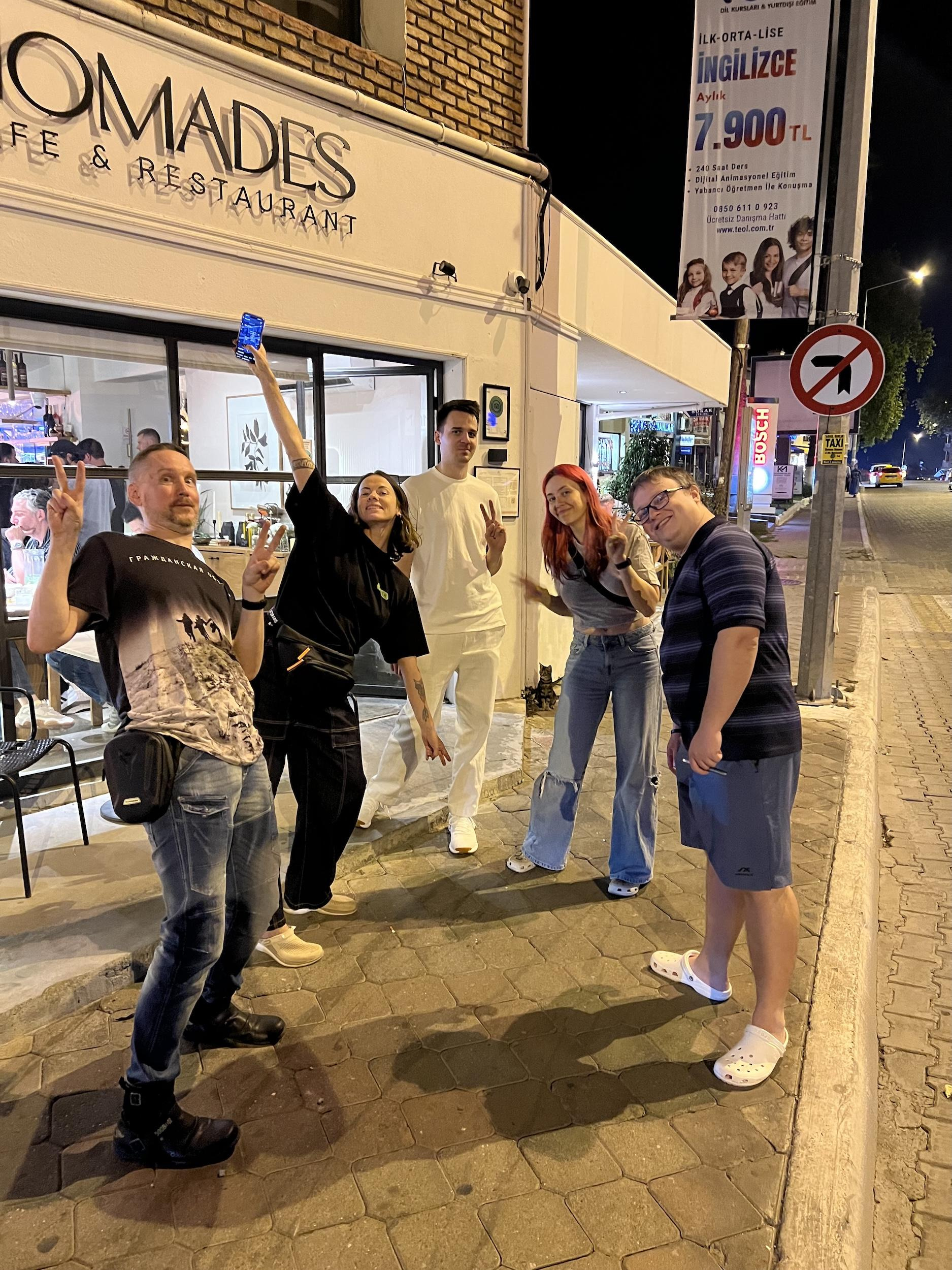 Чтобы команда оргов и волонтёров, пролетев пару тыщ км на очередной наш странный ивент, выглядела так