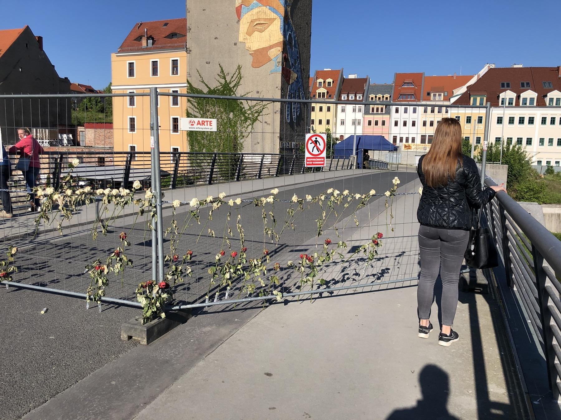 Город Гёрлиц, разделённый напополам границей с Польшей. На время пандемии его реально перегородили стеной, чтобы не ходили туда-сюда. Немцы туда приносили цветочки, а поляки продавали им через забор сигареты.