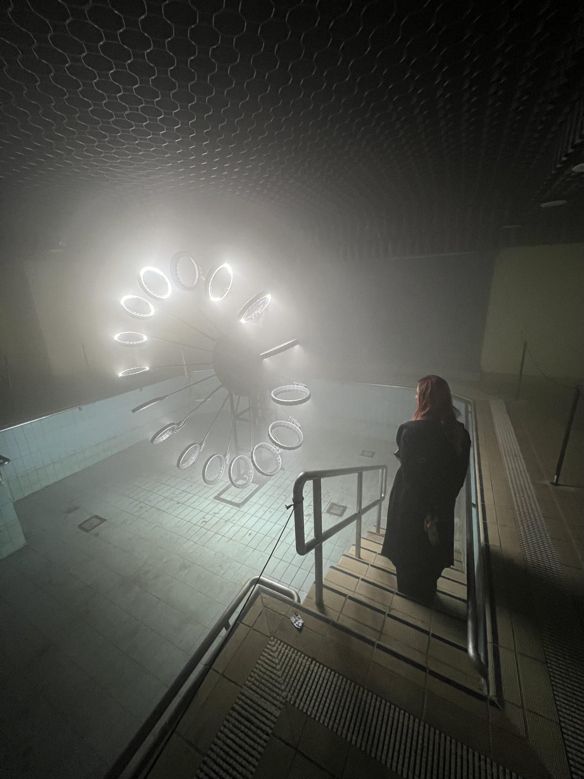 С одной из выставок в заброшенном отеле