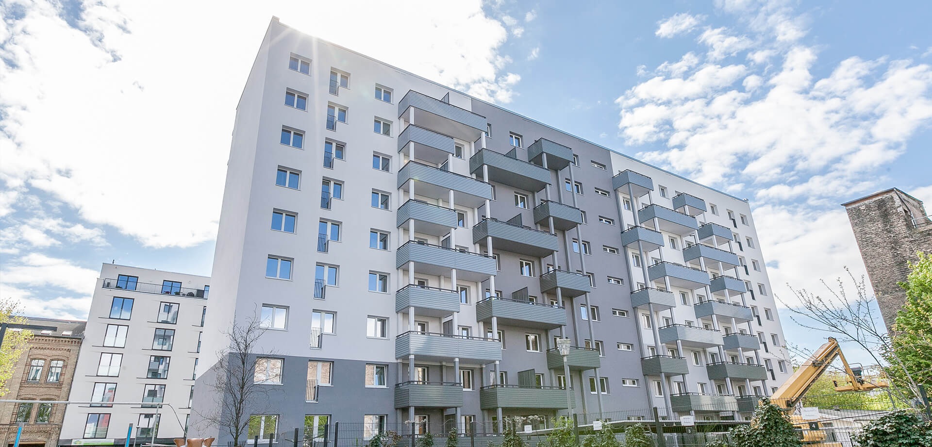 Так выглядит большинство домов со временным жильём в Берлине. Почти всегда это отреновированные советские панельки, коих тут осталось дофига