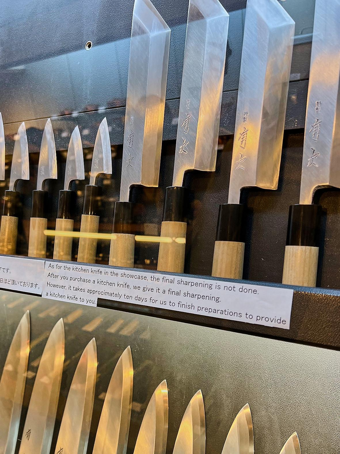 Профессиональные ножи даже специально продаются тупыми, потому что затачиваются специальным мастером специально под тебя