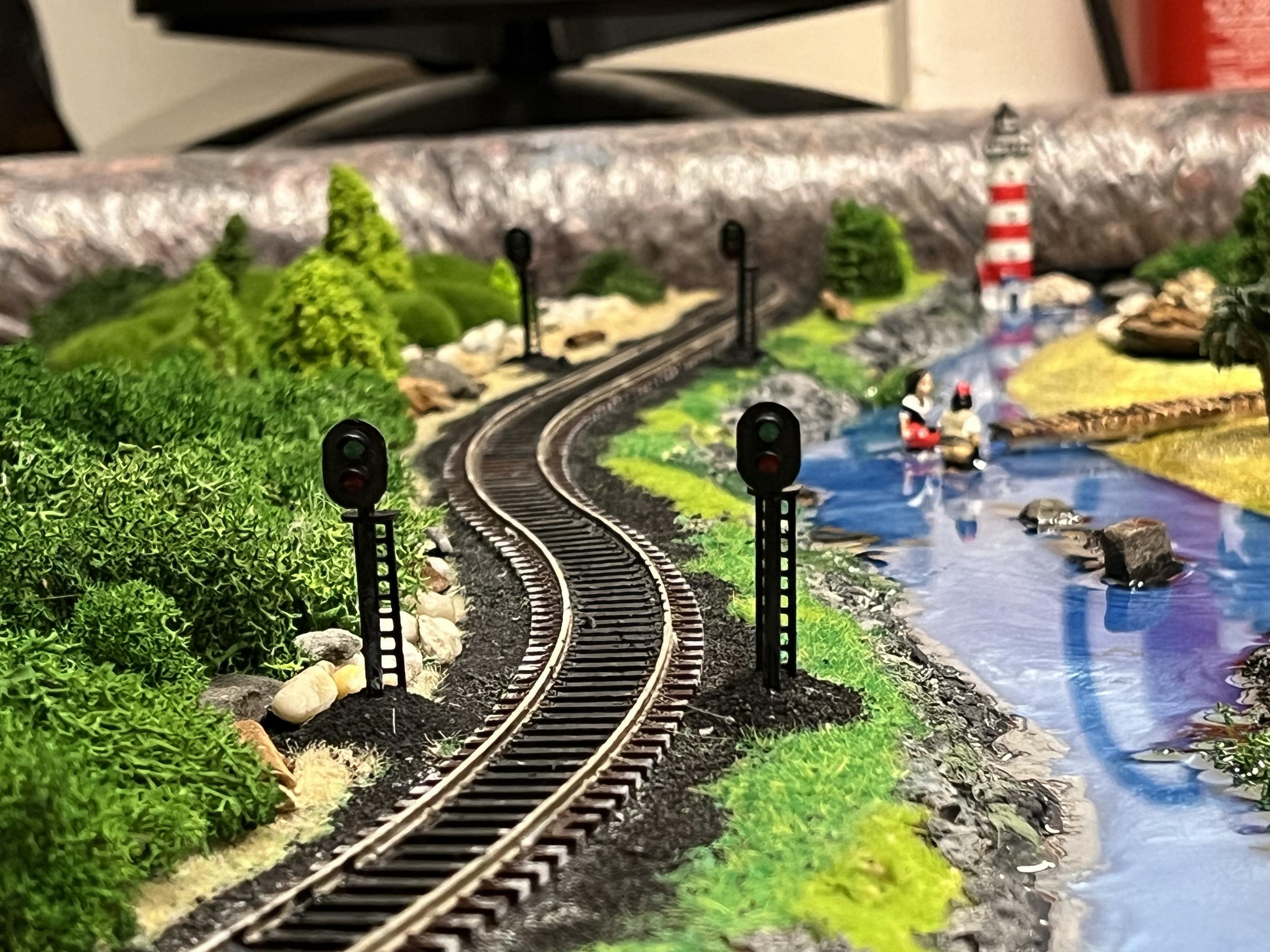 Потом залили «реку» из эпоксидной смолы и порошкового красителя