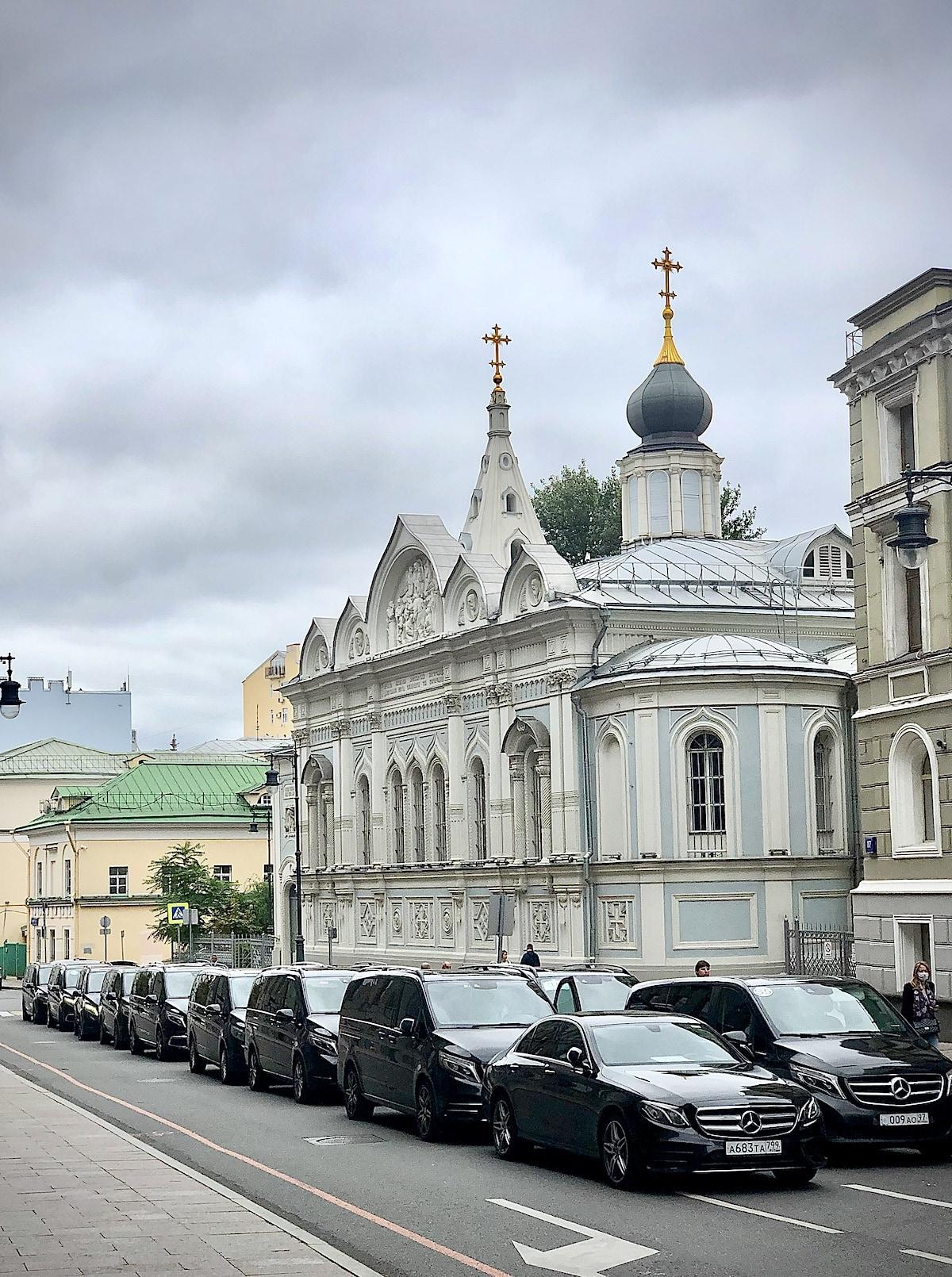 Кстати, был тут в Москве, там всё так же круто, но местами всё больше напоминает романы Сорокина. СОЛИДНОЕ ФОТО вот снял. Пёсьи головы видимо сняли