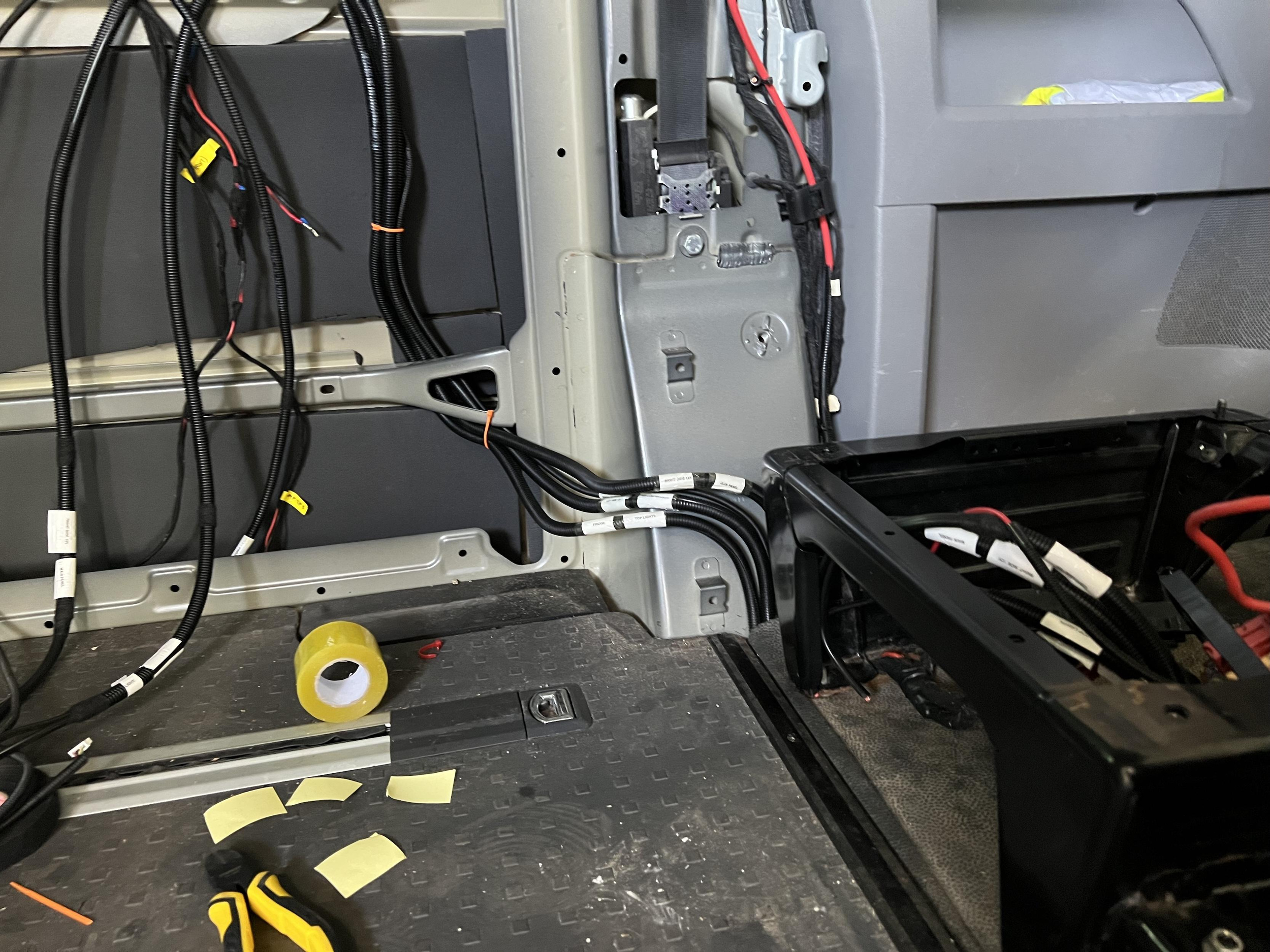 Лапша проводов и наклеек на них