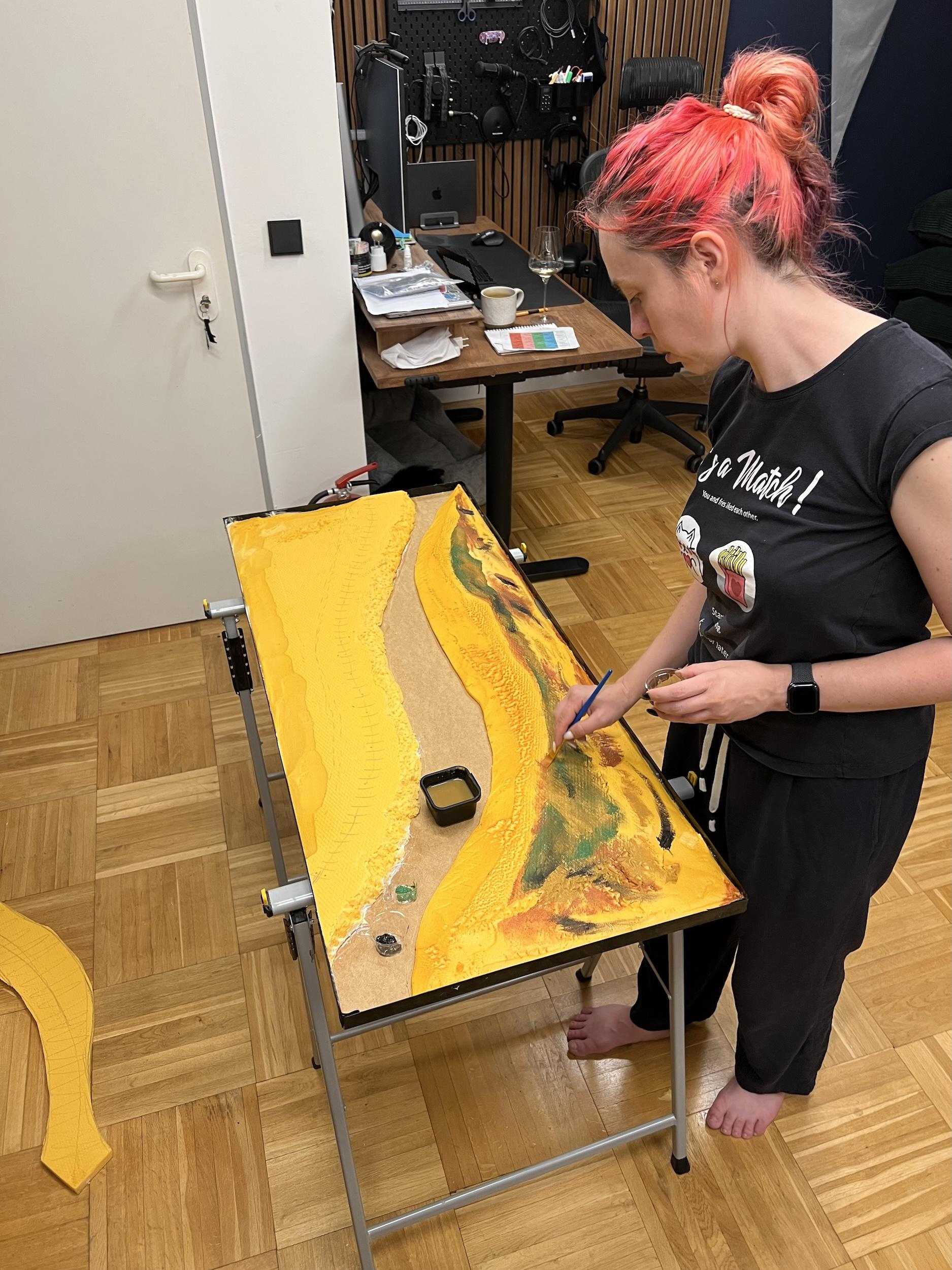 Самое начало: режем пенопласт по форме реки. На полу слева валяется кусок