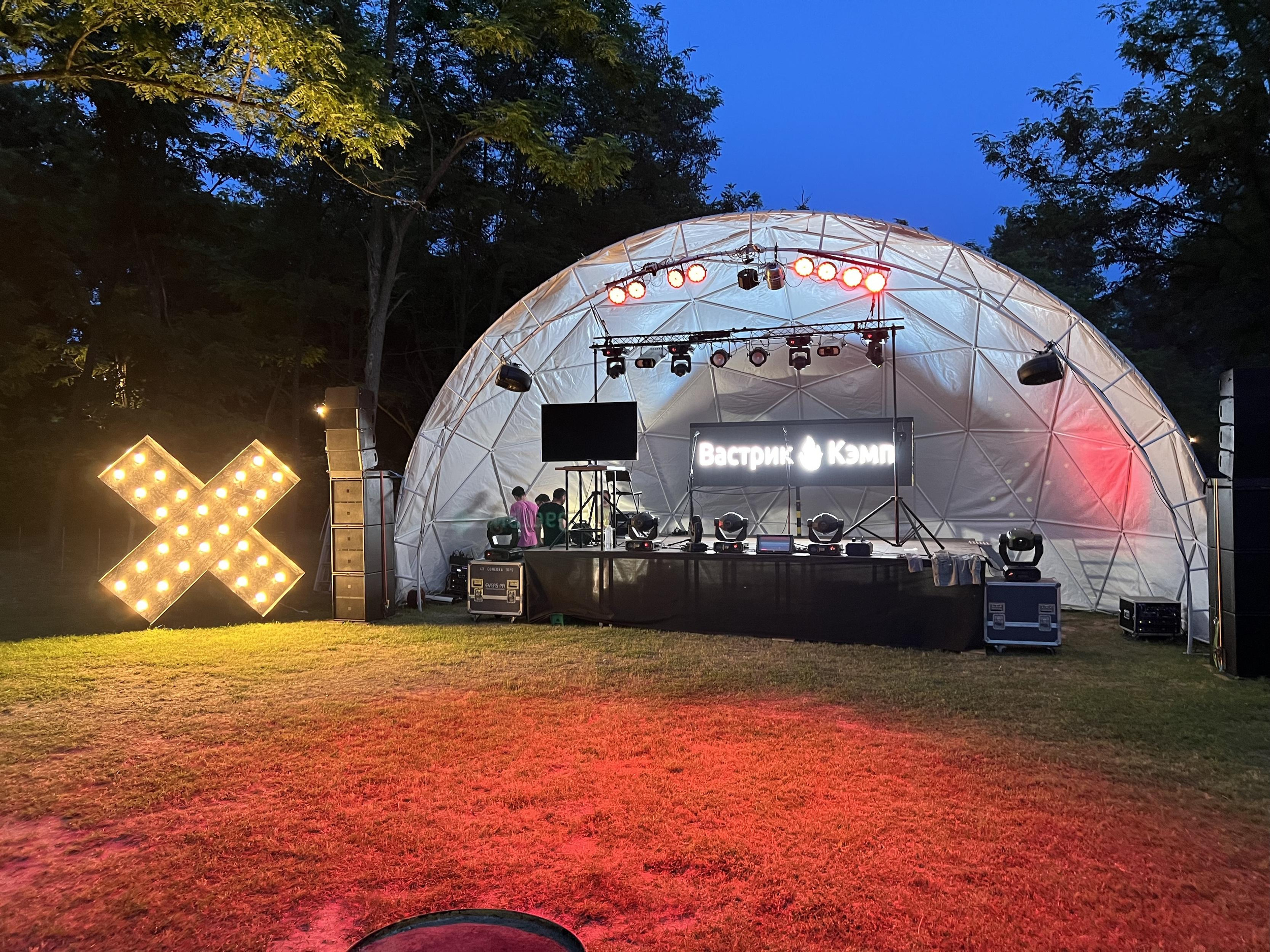 Сцена была на удивление роскошна. Уже не просто по меркам «как мы это всё привезли в ебеня Сербии», а действительно по качеству звука и света, особенно для ивента на 160+ человек :)