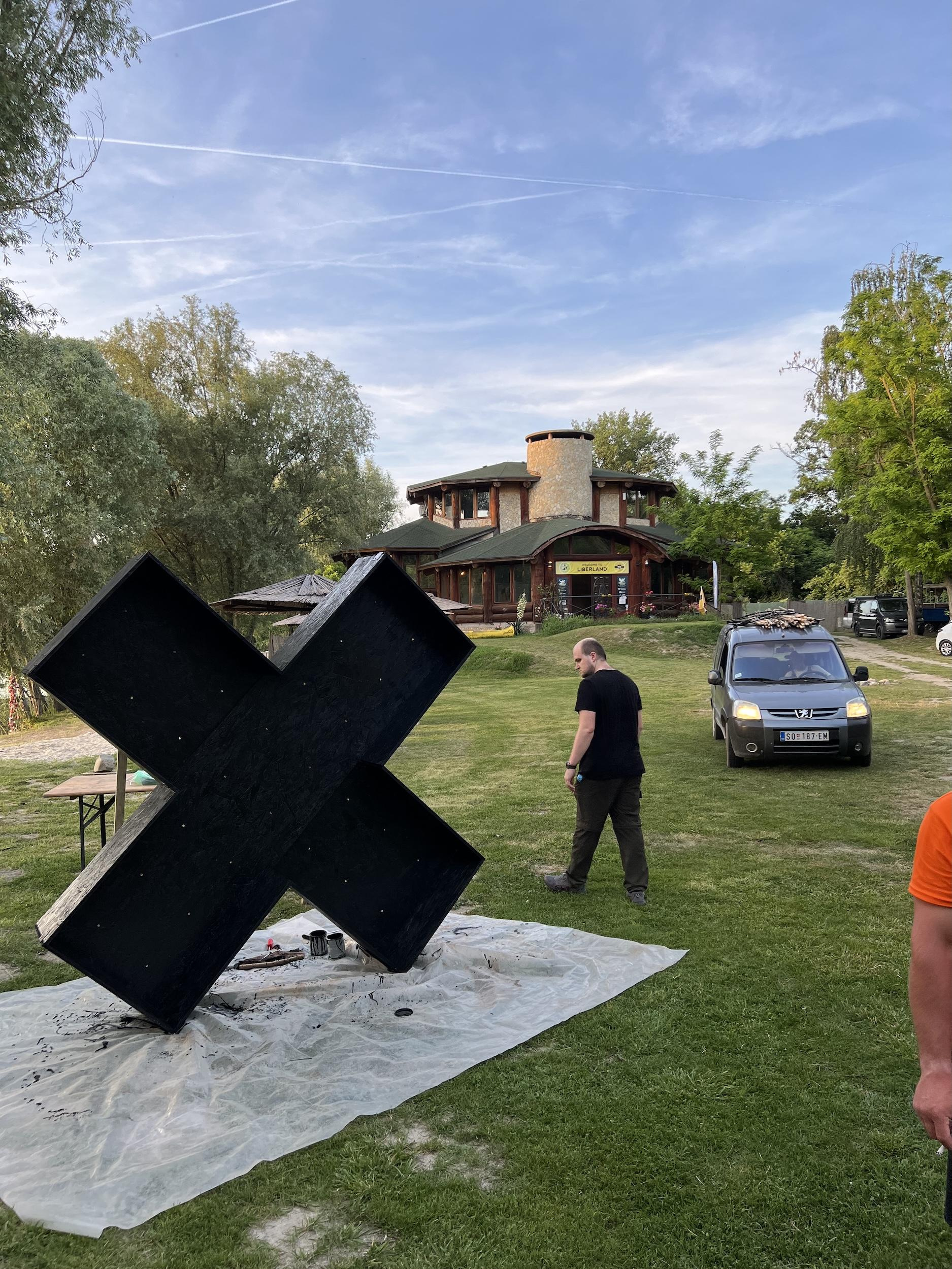 Строим с Мишей Коробко логотип всего Кэмпа (да, из говна и палок)