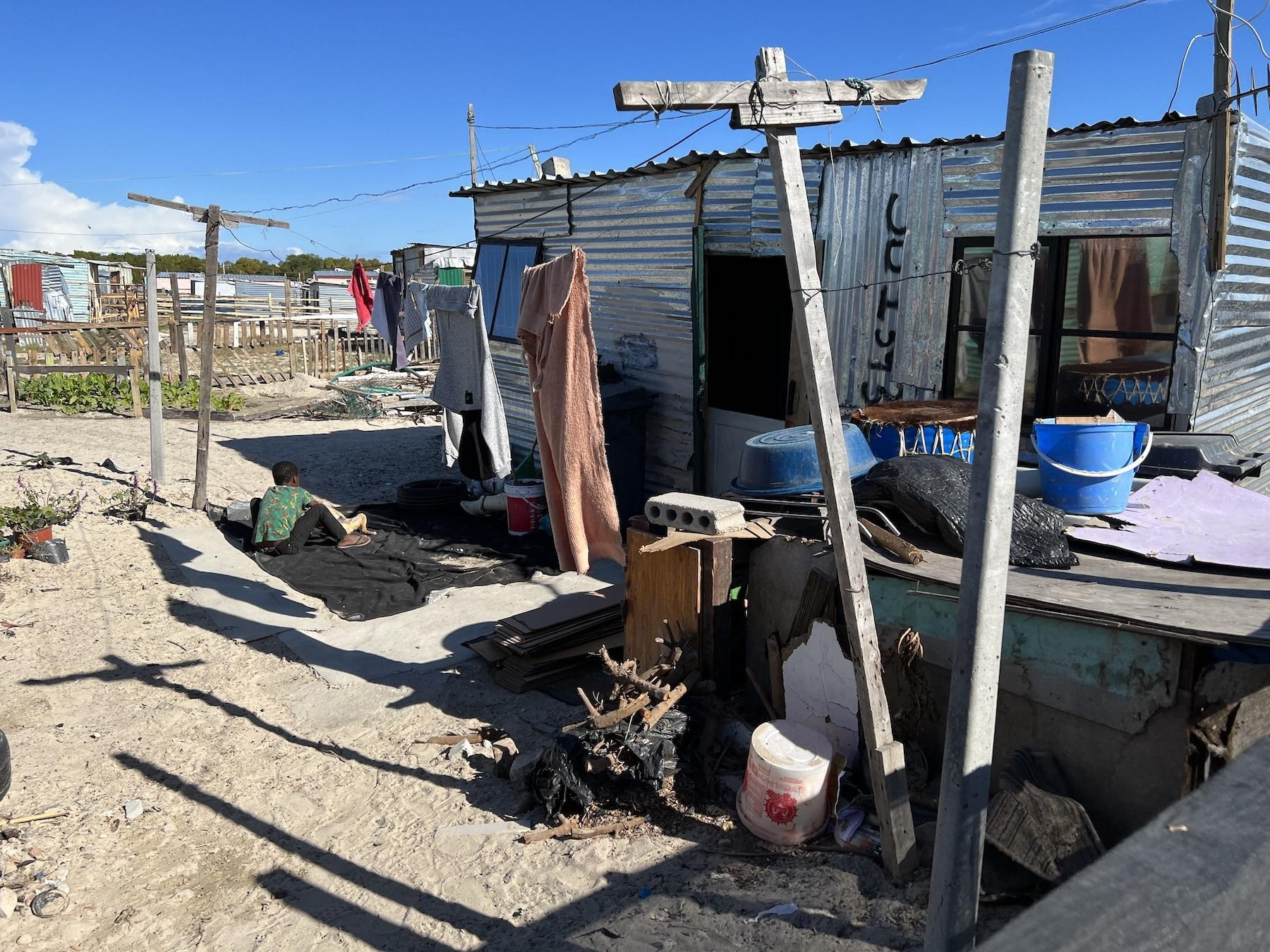 В таких домах живут целыми семьями. Никто не знает точное количество населения трущоб. Ориентировочно здесь живут 2.8 миллионов человек — это больше половины Кейптауна
