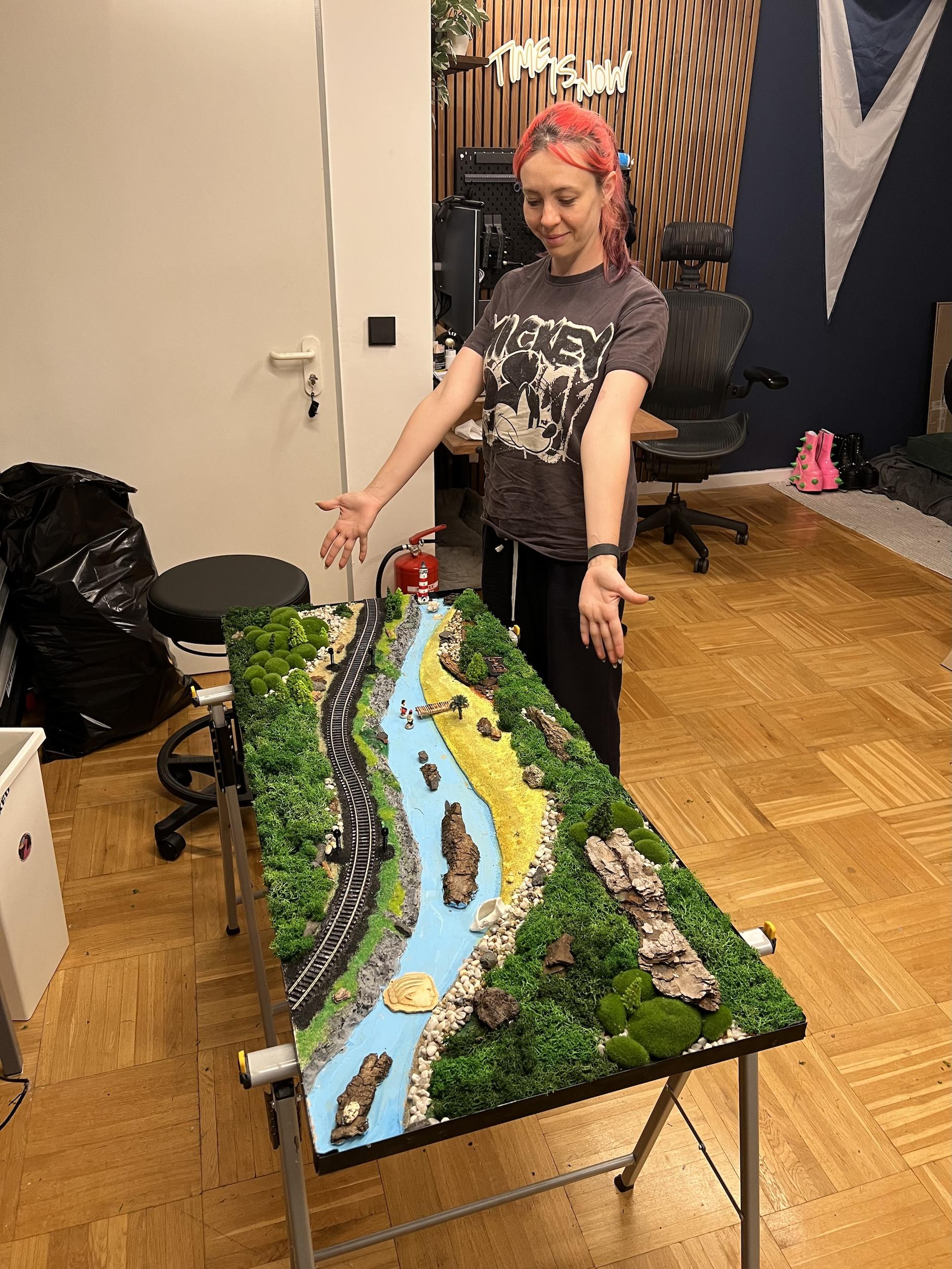 Лена доклеила остальной мох и камешки + мы покрасили пляж и дно реки (до заливки эпоксидкой)