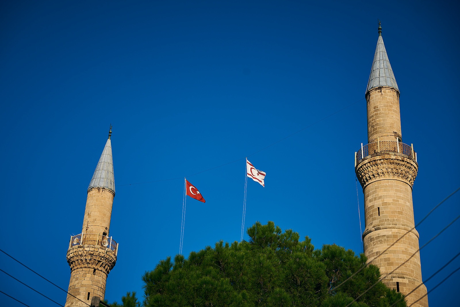 Чтобы полностью убедиться, что вы в Турции, за барахолкой обязана быть мечеть. Вот она!
